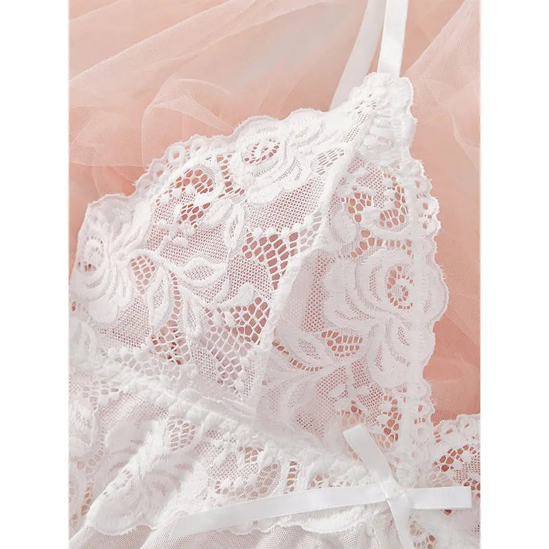 Ensemble de sous-vêtements féminins : nuisette, string.