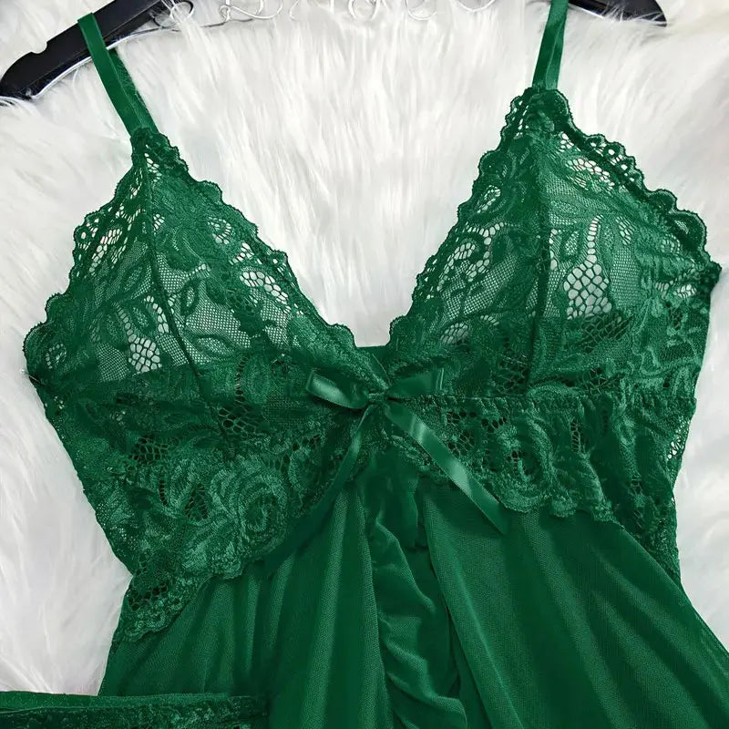 Ensemble de sous-vêtements féminins : nuisette, string.